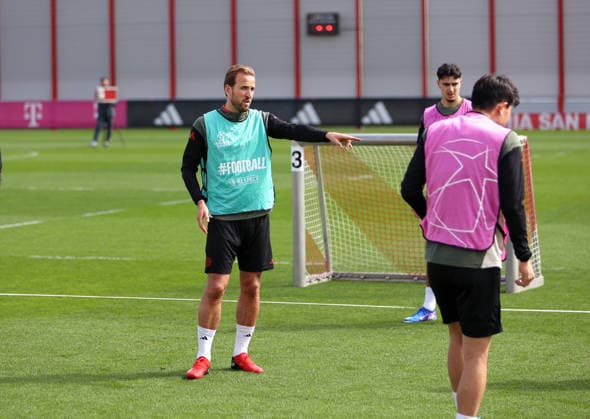 Fussball, Herren, Champions League, Saison 2025 2026, FC Bayern München, Abschlusstraining Harry Kane (FC Bayern München) hebt den linken Arm, zeigen, deuten