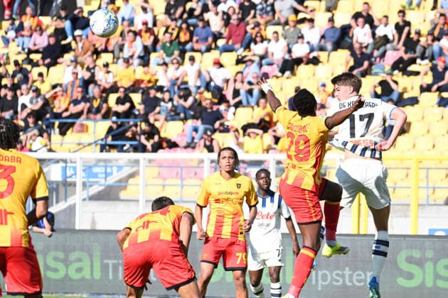 CALCIO - Serie A - US Lecce vs Atalanta BC Charles De Ketelaere (Atalanta BC) in action during US Lecce vs Atalanta BC, Italian soccer Serie A match in Lecce, Italy, April 06 2026 Lecce Italy  Copyright: xIPAxSport ABACAx