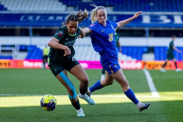 Birmingham City Women v Manchester City Women, Women s FA Cup Manchester City Women forward Iman Beney (24) battles for possession with Birmingham City Women midfielder Lotta Lindstrom (20) during the Women s FA Cup match between Birmingham City Women and Manchester City Women at the St Andrew s @ Knighthead Park, Birmingham, UK on 6 April 2026. Birmingham St Andrew s @ Knighthead Park West Midlands UK Editorial use only , Copyright: xManjitxNarotrax PSI-24018-0030