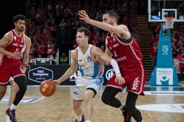 Bamberg, Deutschland 06. April 2026: 1.BBL - 2025 2026 - BMA365 Bamberg Baskets gegen Science City Jena Im Bild: Jack Pagenkopf (Jena) gegen Daniel Keppeler (Bamberg) Brose Arena Bayern Copyright: xFotostandx xSchmittx