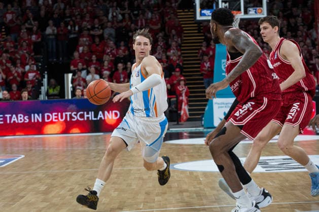Bamberg, Deutschland 06. April 2026: 1.BBL - 2025 2026 - BMA365 Bamberg Baskets gegen Science City Jena Im Bild: Jack Pagenkopf (Jena) zieht in die Bamberger Zone Brose Arena Bayern Copyright: xFotostandx xSchmittx