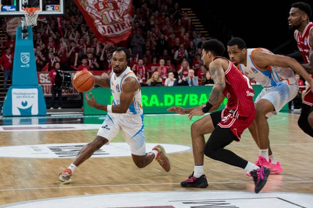 Bamberg, Deutschland 06. April 2026: 1.BBL - 2025 2026 - BMA365 Bamberg Baskets gegen Science City Jena Im Bild: v. li. Keith Braxton JR (Jena) gegen Ibi Watson (Bamberg) Brose Arena Bayern Copyright: xFotostandx xSchmittx