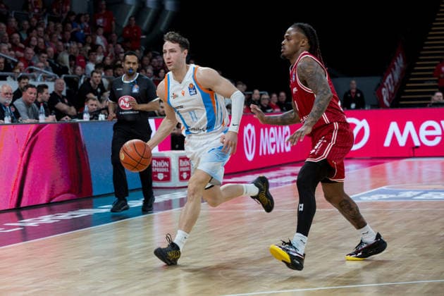 Bamberg, Deutschland 06. April 2026: 1.BBL - 2025 2026 - BMA365 Bamberg Baskets gegen Science City Jena Im Bild: v. li. Jack Pagenkopf (Jena) gegen Cobe Williams (Bamberg) Brose Arena Bayern Copyright: xFotostandx xSchmittx