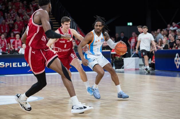 Bamberg, Deutschland 06. April 2026: 1.BBL - 2025 2026 - BMA365 Bamberg Baskets gegen Science City Jena Im Bild: v. li. Richard Balint (Bamberg) und Uchenna Iroegbu (Jena) Brose Arena Bayern Copyright: xFotostandx xSchmittx