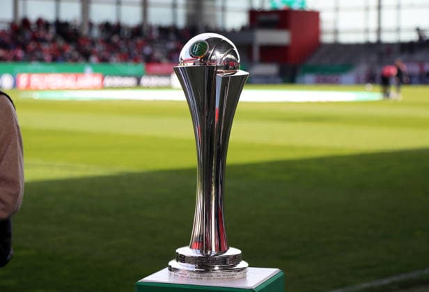 Fussball, Frauen, Saison 2025 2026, FC Bayern München - SGS Essen, DFB-Pokal, Halbfinale, Campus Hier der DFB Pokal, Siegerpokal, Trophäe, Frauen