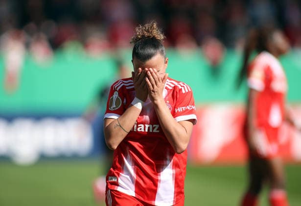 Fussball, Frauen, Saison 2025 2026, FC Bayern München - SGS Essen, DFB-Pokal, Halbfinale, Campus Arianna Caruso (FC Bayern München) mit beiden Händen im Gesicht, nachdem ein Tor nicht gegeben wurde, enttäuscht, traurig
