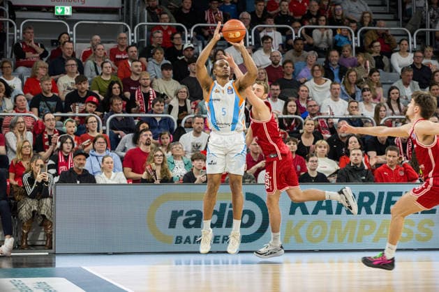 Bamberg, Deutschland 06. April 2026: 1.BBL - 2025 2026 - BMA365 Bamberg Baskets gegen Science City Jena Im Bild: Chris Carter (Jena) beim 3 Punkte Wurf Brose Arena Bayern Copyright: xFotostandx xSchmittx