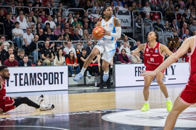 Bamberg, Deutschland 06. April 2026: 1.BBL - 2025 2026 - BMA365 Bamberg Baskets gegen Science City Jena Im Bild: v. li. Ejiofor Onu (Bamberg), Uchenna Iroegbu (Jena) und Austin Crowley (Bamberg) Brose Arena Bayern Copyright: xFotostandx xSchmittx