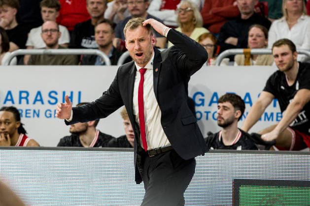 Bamberg, Deutschland 06. April 2026: 1.BBL - 2025 2026 - BMA365 Bamberg Baskets gegen Science City Jena Im Bild: Trainer Anton Gavel (Bamberg) gestikuliert mit den Händen Brose Arena Bayern Copyright: xFotostandx xSchmittx