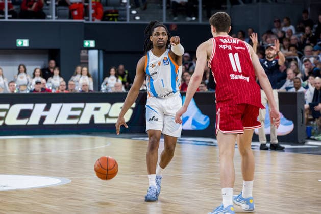 Bamberg, Deutschland 06. April 2026: 1.BBL - 2025 2026 - BMA365 Bamberg Baskets gegen Science City Jena Im Bild: v. li. Uchenna Iroegbu (Jena) und Richard Balint (Bamberg) Brose Arena Bayern Copyright: xFotostandx xSchmittx