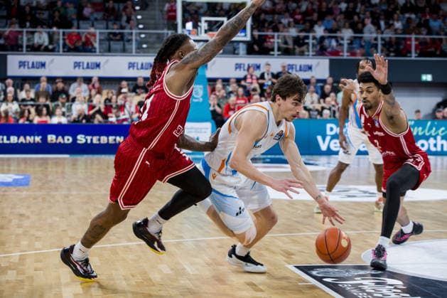 Bamberg, Deutschland 06. April 2026: 1.BBL - 2025 2026 - BMA365 Bamberg Baskets gegen Science City Jena Im Bild: v. li. Cobe Williams (Bamberg), Kristofer Krause (Jena) und Ibi Watson (Bamberg) Brose Arena Bayern Copyright: xFotostandx xSchmittx