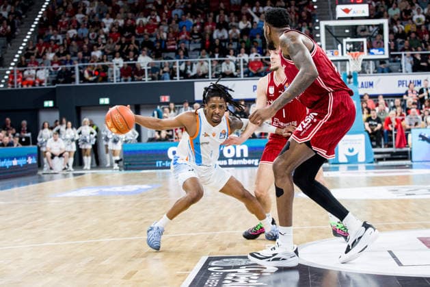Bamberg, Deutschland 06. April 2026: 1.BBL - 2025 2026 - BMA365 Bamberg Baskets gegen Science City Jena Im Bild: v. li. Uchenna Iroegbu (Jena) gegen Ejiofor Onu (Bamberg) Brose Arena Bayern Copyright: xFotostandx xSchmittx