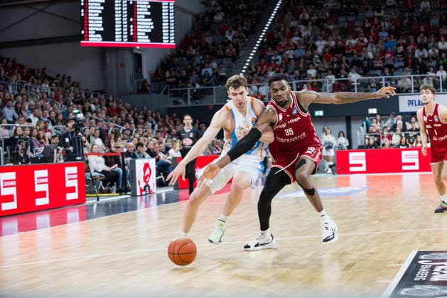 Bamberg, Deutschland 06. April 2026: 1.BBL - 2025 2026 - BMA365 Bamberg Baskets gegen Science City Jena Im Bild: v. li. Lorenz Bank (Jena) gegen Ejiofor Onu (Bamberg) Brose Arena Bayern Copyright: xFotostandx xSchmittx