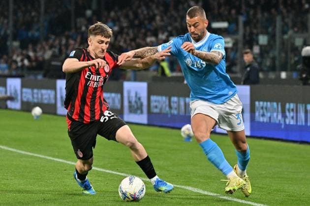 Foto IPP Felice De Martino Napoli 06 04 2026 Calcio Campionato serie A 2025-2026 Napoli - Milan Nella foto: Alexis Saelemaekers e Leonardo Spinazzola Italy Photo Press World Copyright Napoli italy Italia ITALY  Copyright: xR4924_italyphotopressx