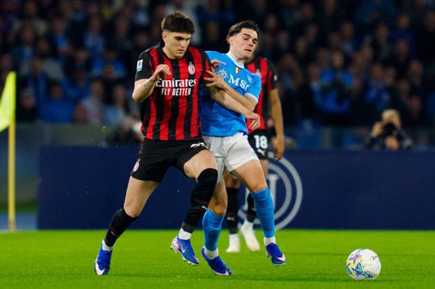 SSC Napoli v AC Milan - Serie A Enilive Davide Bartesaghi of AC Milan and Miguel Gutierrez of SSC Napoli compete for the ball during the serie Serie A Enilive match between SSC Napoli and AC Milan at Stadio Diego Armando Maradona on April 6, 2026 in Naples, Italy Naples Stadio Diego Armando Maradona Naples Italy Copyright: xGiuseppexMaffiax 260406_SerieA_Napoli-Milan_07318