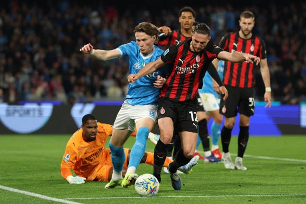 Napoli s Scott McTominay, AC Milan s Adrien Rabiot during the Serie A soccer match between Napoli and Milan at the Diego Armando Maradona Stadium in Naples, southern italy - Monday , April 06 , 2026. - Soccer .  Copyright: xAlessandroxGarofalo LaPressex