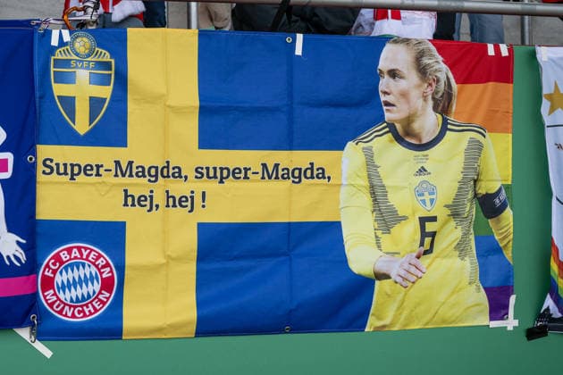 Fanplakat Banner fuer Magdalena Eriksson (FC Bayern Muenchen Frauen, 05) - nicht im Bild - mit der schwedischen Fahne Flagge GER, FC Bayern Muenchen Frauen vs. SGS Essen, Fussball, DFB-Pokal, Halbfinale, Saison 2025 2026, 06.04.2026. (DFL DFB REGULATIONS PROHIBIT ANY USE OF PHOTOGRAPHS as IMAGE SEQUENCES and or QUASI-VIDEO). GER, FC Bayern Muenchen Frauen vs. SGS Essen, Fussball, DFB-Pokal, Halbfinale, Saison 2025 2026, 06.04.2026. Muenchen Copyright: xEibner-Pressefoto HeikexFeinerx EP_HFR