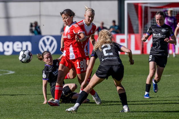 Momoko Tanikawa (FC Bayern Muenchen Frauen, 18) setzt sich gegen zwei Gegenspielerinnen durch GER, FC Bayern Muenchen Frauen vs. SGS Essen, Fussball, DFB-Pokal, Halbfinale, Saison 2025 2026, 06.04.2026. (DFL DFB REGULATIONS PROHIBIT ANY USE OF PHOTOGRAPHS as IMAGE SEQUENCES and or QUASI-VIDEO). GER, FC Bayern Muenchen Frauen vs. SGS Essen, Fussball, DFB-Pokal, Halbfinale, Saison 2025 2026, 06.04.2026. Muenchen Copyright: xEibner-Pressefoto HeikexFeinerx EP_HFR
