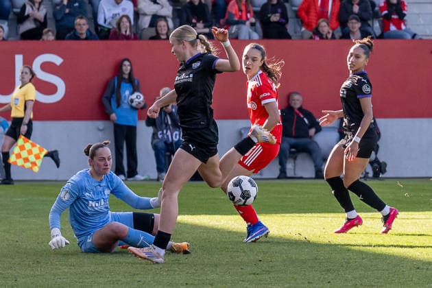 Natalia Padilla Bidas (FC Bayern Muenchen Frauen, 23) verpasst hier gegen Luisa Palmen (Torfrau, SGS Essen, 21) und Lany Mia Baecker (SGS Essen, 26), dahinter Vanessa Fuerst (SGS Essen, 08) GER, FC Bayern Muenchen Frauen vs. SGS Essen, Fussball, DFB-Pokal, Halbfinale, Saison 2025 2026, 06.04.2026. (DFL DFB REGULATIONS PROHIBIT ANY USE OF PHOTOGRAPHS as IMAGE SEQUENCES and or QUASI-VIDEO). GER, FC Bayern Muenchen Frauen vs. SGS Essen, Fussball, DFB-Pokal, Halbfinale, Saison 2025 2026, 06.04.2026. Muenchen Copyright: xEibner-Pressefoto HeikexFeinerx EP_HFR