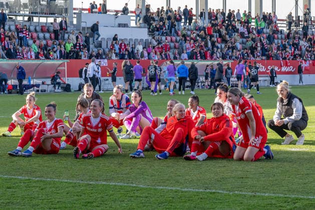 Die Muenchnerinnen feiern den Sieg und den damit verbundenen Finaleinzug vor der Fankurve GER, FC Bayern Muenchen Frauen vs. SGS Essen, Fussball, DFB-Pokal, Halbfinale, Saison 2025 2026, 06.04.2026. (DFL DFB REGULATIONS PROHIBIT ANY USE OF PHOTOGRAPHS as IMAGE SEQUENCES and or QUASI-VIDEO). GER, FC Bayern Muenchen Frauen vs. SGS Essen, Fussball, DFB-Pokal, Halbfinale, Saison 2025 2026, 06.04.2026. Muenchen Copyright: xEibner-Pressefoto HeikexFeinerx EP_HFR