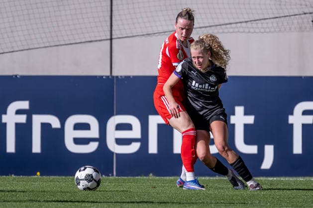 Kampf um den Ball Zweikampf zwischen Franziska Kett (FC Bayern Muenchen Frauen, 20) und Julie Terlinden (SGS Essen, 02) an der Eckfahne GER, FC Bayern Muenchen Frauen vs. SGS Essen, Fussball, DFB-Pokal, Halbfinale, Saison 2025 2026, 06.04.2026. (DFL DFB REGULATIONS PROHIBIT ANY USE OF PHOTOGRAPHS as IMAGE SEQUENCES and or QUASI-VIDEO). GER, FC Bayern Muenchen Frauen vs. SGS Essen, Fussball, DFB-Pokal, Halbfinale, Saison 2025 2026, 06.04.2026. Muenchen Copyright: xEibner-Pressefoto HeikexFeinerx EP_HFR