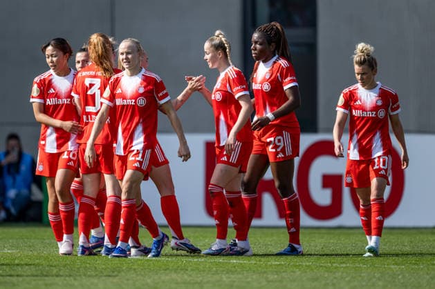 Die Muenchnerinnen bejubeln mit Momoko Tanikawa (FC Bayern Muenchen Frauen, 18) deren Tor zum 1:0 GER, FC Bayern Muenchen Frauen vs. SGS Essen, Fussball, DFB-Pokal, Halbfinale, Saison 2025 2026, 06.04.2026. (DFL DFB REGULATIONS PROHIBIT ANY USE OF PHOTOGRAPHS as IMAGE SEQUENCES and or QUASI-VIDEO). GER, FC Bayern Muenchen Frauen vs. SGS Essen, Fussball, DFB-Pokal, Halbfinale, Saison 2025 2026, 06.04.2026. Muenchen Copyright: xEibner-Pressefoto HeikexFeinerx EP_HFR