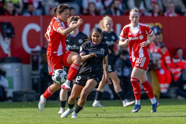 Kampf um den Ball Zweikampf zwischen Momoko Tanikawa (FC Bayern Muenchen Frauen, 18) und Ella Emilie Touon Mbenoun (SGS Essen, 32) GER, FC Bayern Muenchen Frauen vs. SGS Essen, Fussball, DFB-Pokal, Halbfinale, Saison 2025 2026, 06.04.2026. (DFL DFB REGULATIONS PROHIBIT ANY USE OF PHOTOGRAPHS as IMAGE SEQUENCES and or QUASI-VIDEO). GER, FC Bayern Muenchen Frauen vs. SGS Essen, Fussball, DFB-Pokal, Halbfinale, Saison 2025 2026, 06.04.2026. Muenchen Copyright: xEibner-Pressefoto HeikexFeinerx EP_HFR