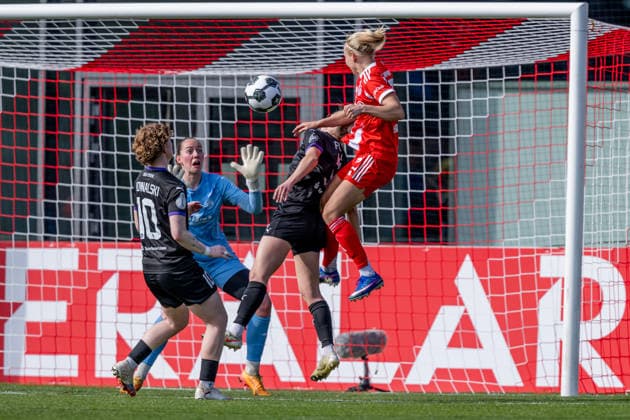 Pernille Harder (FC Bayern Muenchen Frauen, 21) bei ihrem Tor zum 2:0 gegen Luisa Palmen (Torfrau, SGS Essen, 21) und ihre Vorderleute GER, FC Bayern Muenchen Frauen vs. SGS Essen, Fussball, DFB-Pokal, Halbfinale, Saison 2025 2026, 06.04.2026. (DFL DFB REGULATIONS PROHIBIT ANY USE OF PHOTOGRAPHS as IMAGE SEQUENCES and or QUASI-VIDEO). GER, FC Bayern Muenchen Frauen vs. SGS Essen, Fussball, DFB-Pokal, Halbfinale, Saison 2025 2026, 06.04.2026. Muenchen Copyright: xEibner-Pressefoto HeikexFeinerx EP_HFR