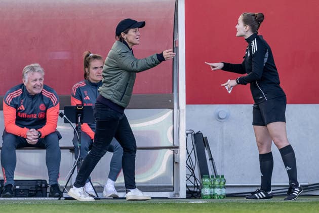 Bianca Rech (Direktorin, FC Bayern Muenchen Frauen) in Diskussion mit Selina Menzel (4. Offizielle Schiedsrichterin) GER, FC Bayern Muenchen Frauen vs. SGS Essen, Fussball, DFB-Pokal, Halbfinale, Saison 2025 2026, 06.04.2026. (DFL DFB REGULATIONS PROHIBIT ANY USE OF PHOTOGRAPHS as IMAGE SEQUENCES and or QUASI-VIDEO). GER, FC Bayern Muenchen Frauen vs. SGS Essen, Fussball, DFB-Pokal, Halbfinale, Saison 2025 2026, 06.04.2026. Muenchen Copyright: xEibner-Pressefoto HeikexFeinerx EP_HFR