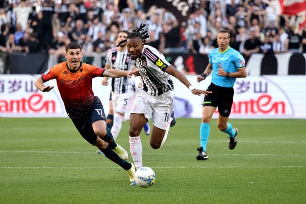 Kephren Thuram (Juventus FC) in action againts Ruslan Malinovky (Genoa CFC) during Juventus FC vs Genoa CFC, Italian soccer Serie A match in Turin, Italy, April 06 2026  Copyright: xClaudioxBenedetto IPAxSportx xipa-agency.netx xx IPA_73795512 IPA_Agency_IPA73795512