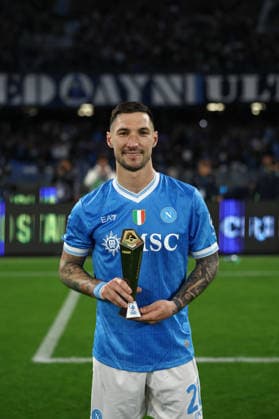 Napoli™s Matteo Politano Panini Player of the match during the Serie A soccer match between Napoli and Milan at the Diego Armando Maradona Stadium in Naples, southern italy - Monday , April 06 , 2026. - Soccer .  Copyright: xAlessandroxGarofalo LaPressex