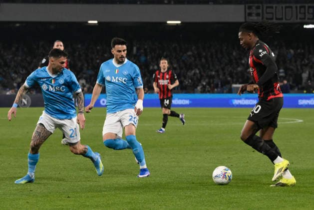 April 6, 2026, Napoli: Milan s forward Rafael Leao (R) and Napoli™s forward Matteo Politano in action during the Italian Serie A soccer match SSC Napoli vs AC Milan at Diego Armando Maradona Stadium in Naples, Italy, 6 April 2026. ANSA CIRO FUSCO. Serie A - Napoli Vs Milan  - ZUMAa110 20260406_zaf_a110_055 Copyright: xCiroxFuscox