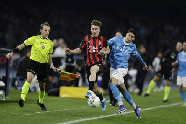 CALCIO - Serie A - SSC Napoli vs AC Milan Milan s Belgian midfielder Alexis Saelemaekers challenges for the ball with Napoli s Uruguayan defender Mathias Olivera during the Serie A football match between SSC Napoli and AC Milan at the Diego Armando Maradona Stadium in Naples on April 06, 2026. Naples Italy  Copyright: xIPAxSport ABACAx