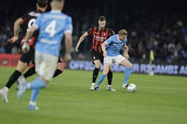 CALCIO - Serie A - SSC Napoli vs AC Milan Milan s Serbian defender Strahinja Pavlovic challenges for the ball with Napoli s Belgian midfielder Kevin De Bruyne during the Serie A football match between SSC Napoli and AC Milan at the Diego Armando Maradona Stadium in Naples on April 06, 2026. Naples Italy  Copyright: xIPAxSport ABACAx