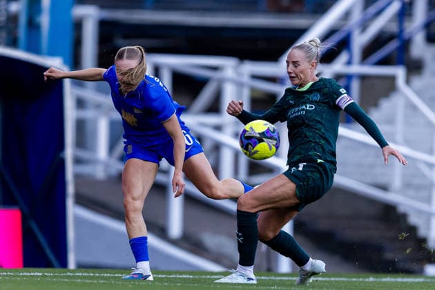 Birmingham City Women v Manchester City Women, Women s FA Cup Manchester City Women defender Alex Greenwood (5) battles for possession with Birmingham City Women forward Lily Crosthwaite (16) during the Women s FA Cup match between Birmingham City Women and Manchester City Women at the St Andrew s @ Knighthead Park, Birmingham, UK on 6 April 2026. Birmingham St Andrew s @ Knighthead Park West Midlands UK Editorial use only , Copyright: xManjitxNarotrax PSI-24018-0108