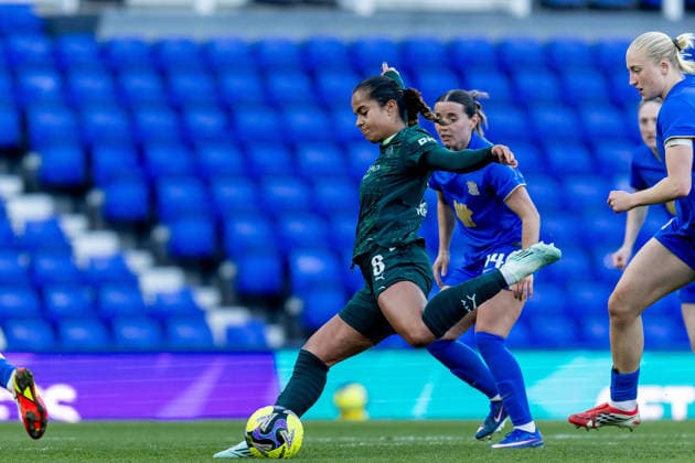 Birmingham City Women v Manchester City Women, Women s FA Cup Manchester City Women forward Mary Fowler (8) shoots at goal during the Women s FA Cup match between Birmingham City Women and Manchester City Women at the St Andrew s @ Knighthead Park, Birmingham, UK on 6 April 2026. Birmingham St Andrew s @ Knighthead Park West Midlands UK Editorial use only , Copyright: xManjitxNarotrax PSI-24018-0125