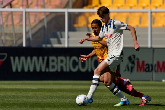 Charles De Ketelaere of Atalanta in action against Oumar Ngom of US Lecce during US Lecce vs Atalanta BC, Italian soccer Serie A match in Lecce, Italy, April 06 2026  Copyright: xEmmanuelexMastrodonato IPAxSportx xipa-agency.netx xx IPA_73796666 IPA_Agency_IPA73796666
