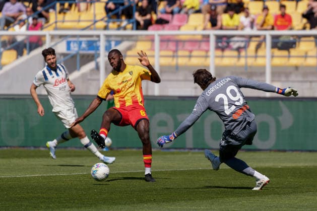 Marco Carnesecchi of Atalanta in action against Sadik Fofana of US Lecce during US Lecce vs Atalanta BC, Italian soccer Serie A match in Lecce, Italy, April 06 2026  Copyright: xEmmanuelexMastrodonato IPAxSportx xipa-agency.netx xx IPA_73796668 IPA_Agency_IPA73796668