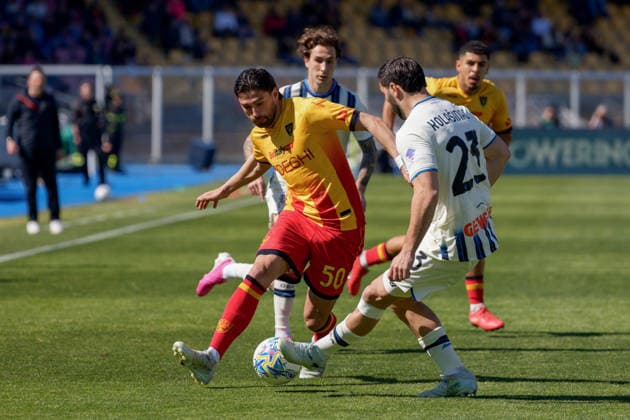 Santiago Pierotti of US Lecce in action against Sead Kolasinac of Atalanta during US Lecce vs Atalanta BC, Italian soccer Serie A match in Lecce, Italy, April 06 2026  Copyright: xEmmanuelexMastrodonato IPAxSportx xipa-agency.netx xx IPA_73796669 IPA_Agency_IPA73796669