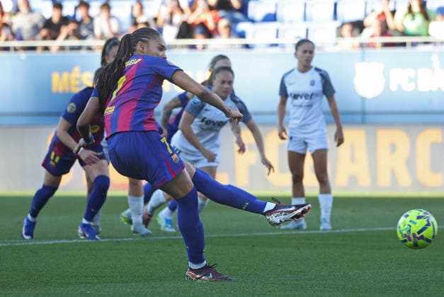 FC Barcelona, Barca Femeni v FC Badalona - Liga F Moeve Salma Paralluelo scores a penalty during the match between FC Barcelona Femeni and Futbol Club Badalona Women, corresponding to week 25 of the Liga F Moeve, at the Johan Cruyff Stadium in Barcelona, Spain, on April 6, 2026. Barcelona Barcelona Spain  Copyright: xUrbanandsportx originalFilename:urbanandsport-fcbarcel260406_npvpZ.jpg