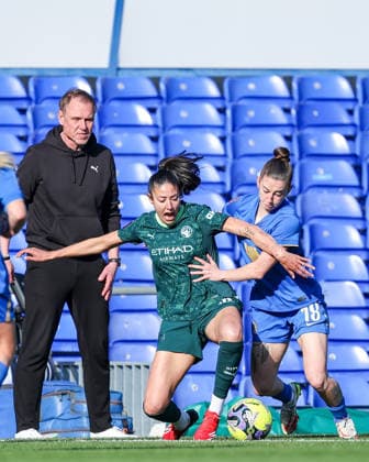 Birmingham City v Manchester City - Adobe Women s FA Cup Quarter Final Andree Jeglertz, manager of Manchester City, watches as Leila Ouahabi of Manchester City and Rebecca McKenna of Birmingham City compete for possession during the Adobe Women s FA Cup Quarter Final match between Birmingham City and Manchester City at St Andrews @ Knighthead Park, Birmingham, on April 6, 2026. Birmingham West Midlands United Kingdom  Copyright: xMIxNewsx originalFilename:fletcher-birmingh260406_npF32.jpg