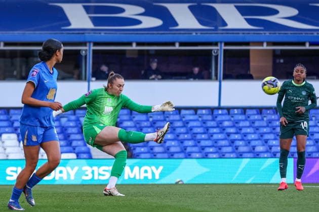 Birmingham City v Manchester City - Adobe Women s FA Cup Quarter Final Lucy Thomas of Birmingham City kicks the ball forward during the Adobe Women s FA Cup Quarter Final match between Birmingham City and Manchester City at St Andrews @ Knighthead Park, Birmingham, on April 6, 2026. Birmingham West Midlands United Kingdom  Copyright: xMIxNewsx originalFilename:fletcher-birmingh260406_npazK.jpg