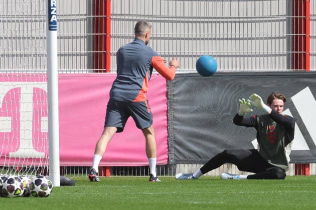 40 Jonas Urbig, Torwart, am Ball, Co-Trainer Andreas Rössl, Torwarttraining, Fussball Abschlusstraining vor UEFA Champions League Spiel Real Madrid CF - FC Bayern München 06.04.2026 Trainingsgelände, Säbenerstr. FOTO: Mladen Lackovic LakoPress