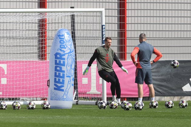 1 Manuel Neuer, Torwart, am Ball, Co-Trainer Andreas Rössl, Torwarttraining, Fussball Abschlusstraining vor UEFA Champions League Spiel Real Madrid CF - FC Bayern München 06.04.2026 Trainingsgelände, Säbenerstr. FOTO: Mladen Lackovic LakoPress
