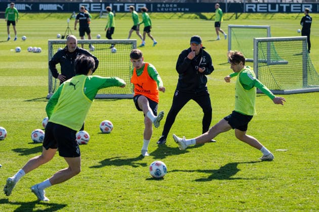 Zweikampf zwischen Lukas Ullrich (Borussia Moenchengladbach, 26), Florian Neuhaus (Borussia Moenchengladbach, 10) und Shuto Machino (Borussia Moenchengladbach, 18). Dabei Oliver Neuville (Borussia Moenchengladbach, Assistenztrainer) und Guido Streichsbier (Borussia Moenchengladbach, Co-Trainer). Oeffentliches Training Borussia Moenchengladbach auf dem Trainingsgelaende am Borussia Park, 1. Bundesliga, Fussball, Saison 2025 2026, 07.04.2026 Training Borussia Moenchengladbach, 1. Bundesliga, Saison 2025 2026, 07.04.2026 Moenchengladbach *** duel between Lukas Ullrich Borussia Moenchengladbach, 26 , Florian Neuhaus Borussia Moenchengladbach, 10 and Shuto Machino Borussia Moenchengladbach, 18 Oliver Neuville Borussia Moenchengladbach, assistant coach and Guido Streichsbier Borussia Moenchengladbach, Co coach public training Borussia Moenchengladbach on the training ground at Borussia Park, 1 Bundesliga, Football, Season 2025 2026, 07 04 2026 Training Borussia Moenchengladbach, 1 Bundesliga, Season 2025 2026, 07 04 2026 Moenchengladbach Copyright: xEibner-Pressefoto ThomasxHaeslerx EP_THR
