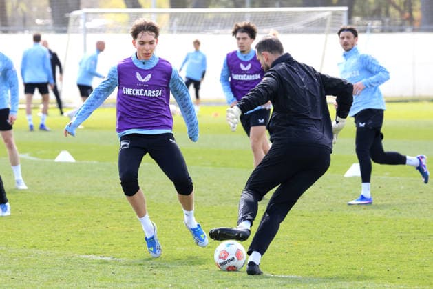 DEU, DFL, 2. FBL Hertha BSC, Training, 07.04.2026, Sportforum, Berlin, DEU, DFL, 2. FBL Hertha BSC, Training, im Bild Marius Gersbeck (Hertha BSC Berlin 35), Kennet Eichhorn (Hertha BSC Berlin 23) DFL - regulations prohibit any use of Photographs as image sequences and or quasi-video
