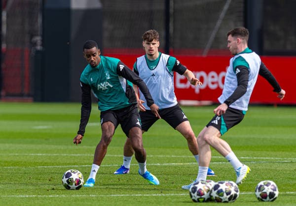 Football - UEFA Champions League - Quarter-FInal - 1st Leg - Paris Saint-Germain FC v Liverpool FC - MD-1 LIVERPOOL, ENGLAND - Tuesday, April 7, 2026: Liverpool s (L-R) Alexander Isak with Milos Kerkez and Andy Robertson during a training session at the AXA Training Centre ahead of the UEFA Champions League Quarter-Final 1st Leg match between Paris Saint-Germain FC and Liverpool FC. (Photo by David Rawcliffe Propaganda) LIVERPOOL AXA Training Centre MERSEYSIDE ENGLAND  Copyright: xDavidxRawcliffex P2026-04-07-PSG_Liverpool_MD-1-13