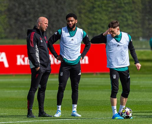 Football - UEFA Champions League - Quarter-FInal - 1st Leg - Paris Saint-Germain FC v Liverpool FC - MD-1 LIVERPOOL, ENGLAND - Tuesday, April 7, 2026: Liverpool s head coach Arne Slot, Joe Gomez and Florian Wirtz during a training session at the AXA Training Centre ahead of the UEFA Champions League Quarter-Final 1st Leg match between Paris Saint-Germain FC and Liverpool FC. (Photo by David Rawcliffe Propaganda) LIVERPOOL AXA Training Centre MERSEYSIDE ENGLAND  Copyright: xDavidxRawcliffex P2026-04-07-PSG_Liverpool_MD-1-17
