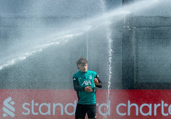 Football - UEFA Champions League - Quarter-FInal - 1st Leg - Paris Saint-Germain FC v Liverpool FC - MD-1 LIVERPOOL, ENGLAND - Tuesday, April 7, 2026: Liverpool s Milos Kerkez fights with a water sprinkler during a training session at the AXA Training Centre ahead of the UEFA Champions League Quarter-Final 1st Leg match between Paris Saint-Germain FC and Liverpool FC. (Photo by David Rawcliffe Propaganda) LIVERPOOL AXA Training Centre MERSEYSIDE ENGLAND  Copyright: xDavidxRawcliffex P2026-04-07-PSG_Liverpool_MD-1-44