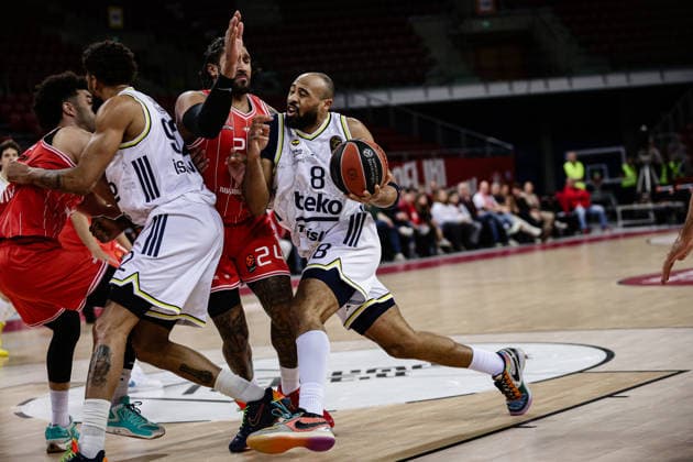 Fenerbahce s Talen Horton-Tucker in action against Hapoel s Ish Wainright during the Euroleague game between Hapoel IBI Tel Aviv vs Fenerbahce Beko Istanbul - Arena 8888 in Sofia, Bulgaria on April 7, 2026  Copyright: xIvanxSxIvanov IPAxSportx xipa-agency.netx xx IPA_73808861 IPA_Agency_IPA73808861